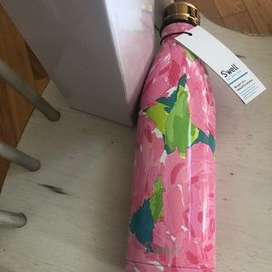 New Lilly Pulitzer First Impressions Swell bottle